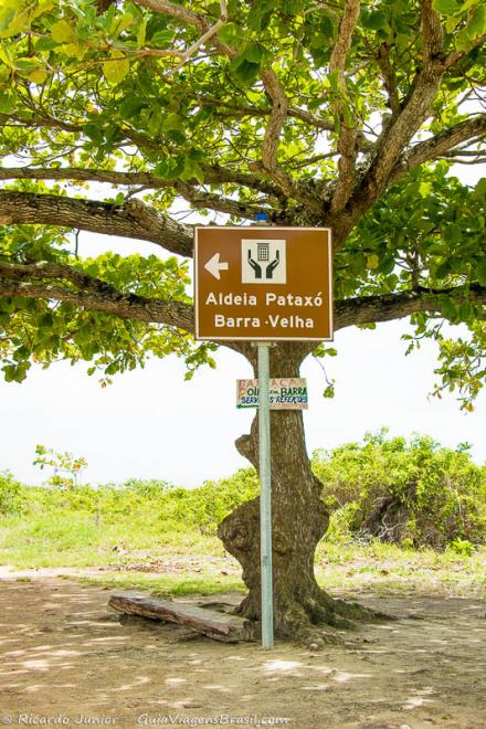 Imagem de uma placa indicando aldeia pataxó.